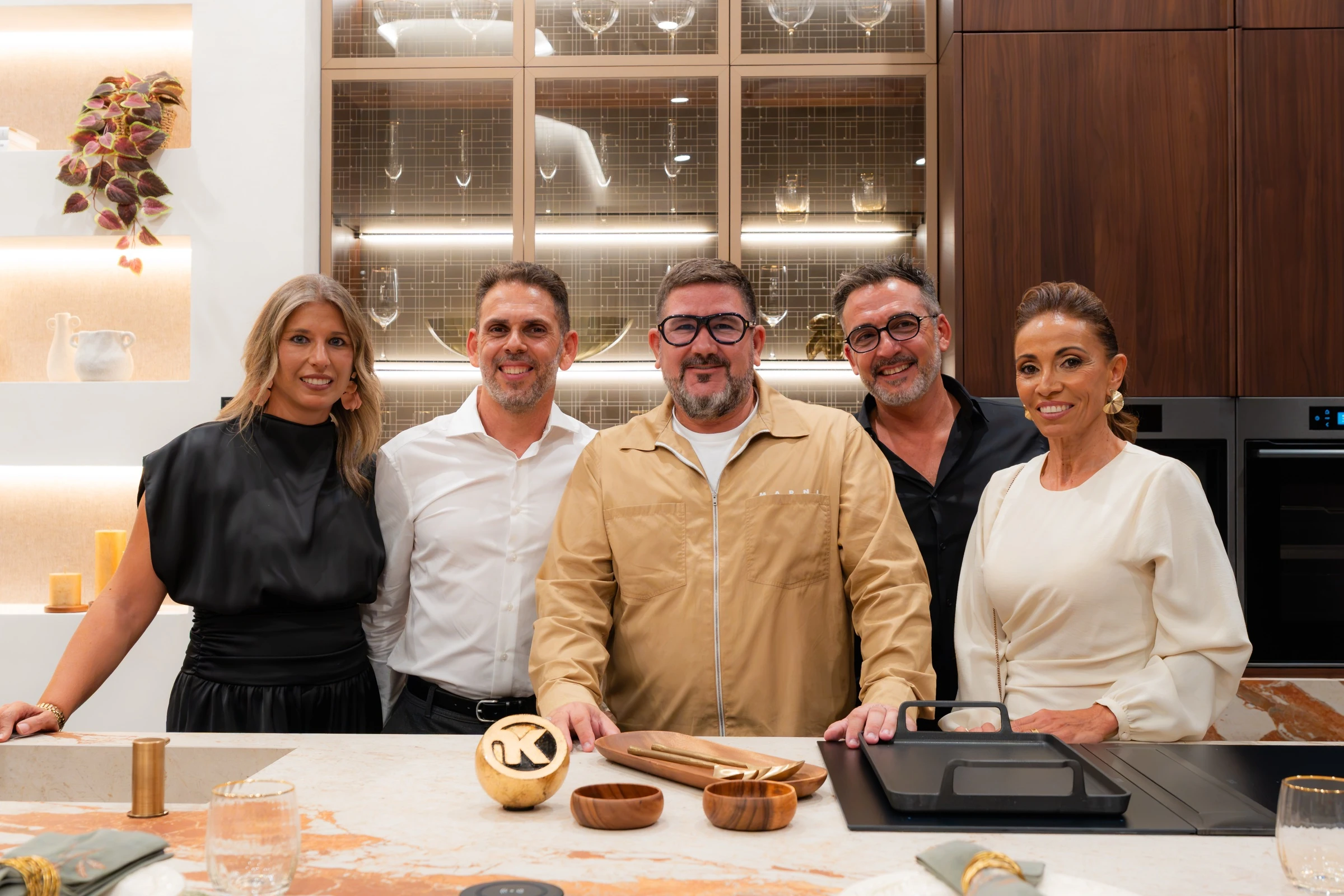 Invitados y equipo en la inauguración de INKO Estudio Marbella, ante la isla de TERRA