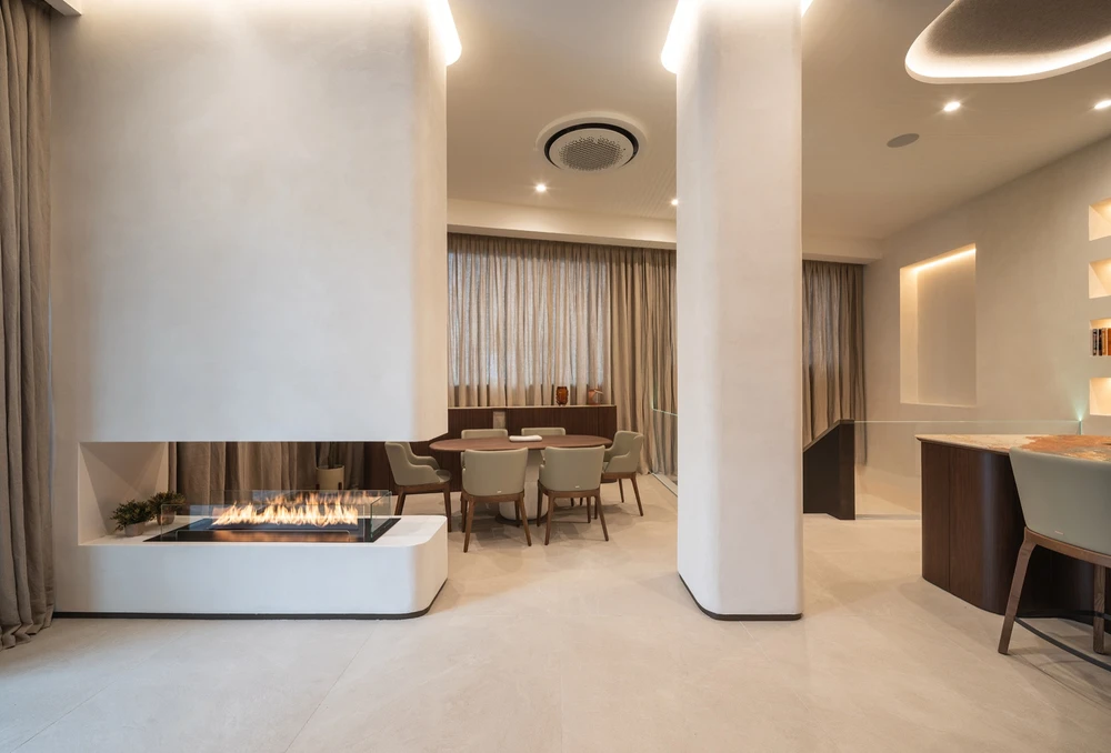 Zona de chimenea: chimenea, columna y comedor
