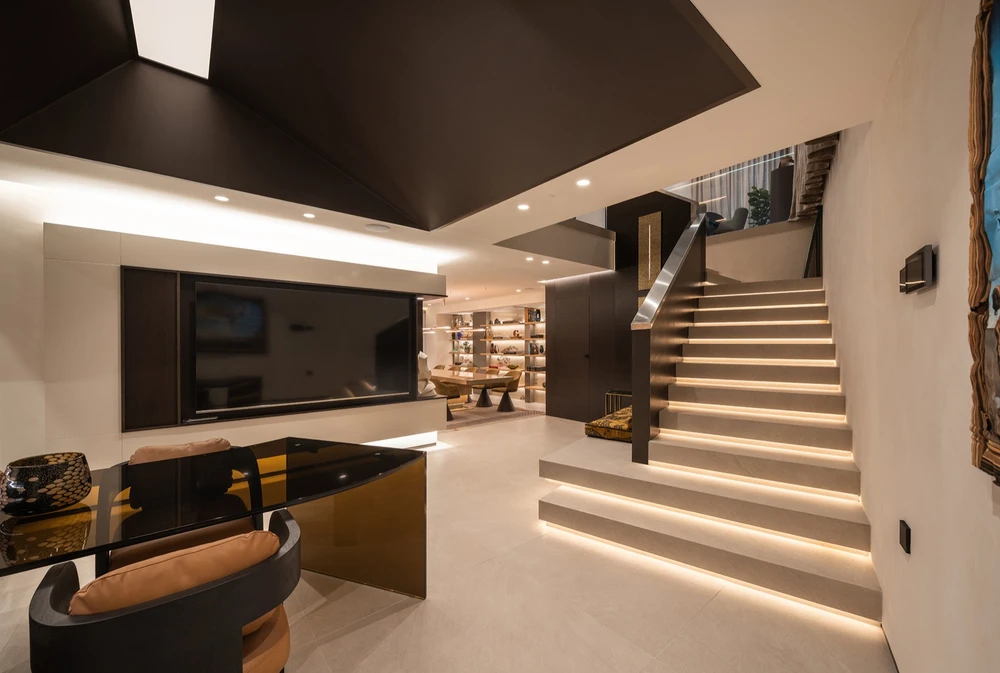 ATELIER: mesa negra, escalera iluminada, pantalla