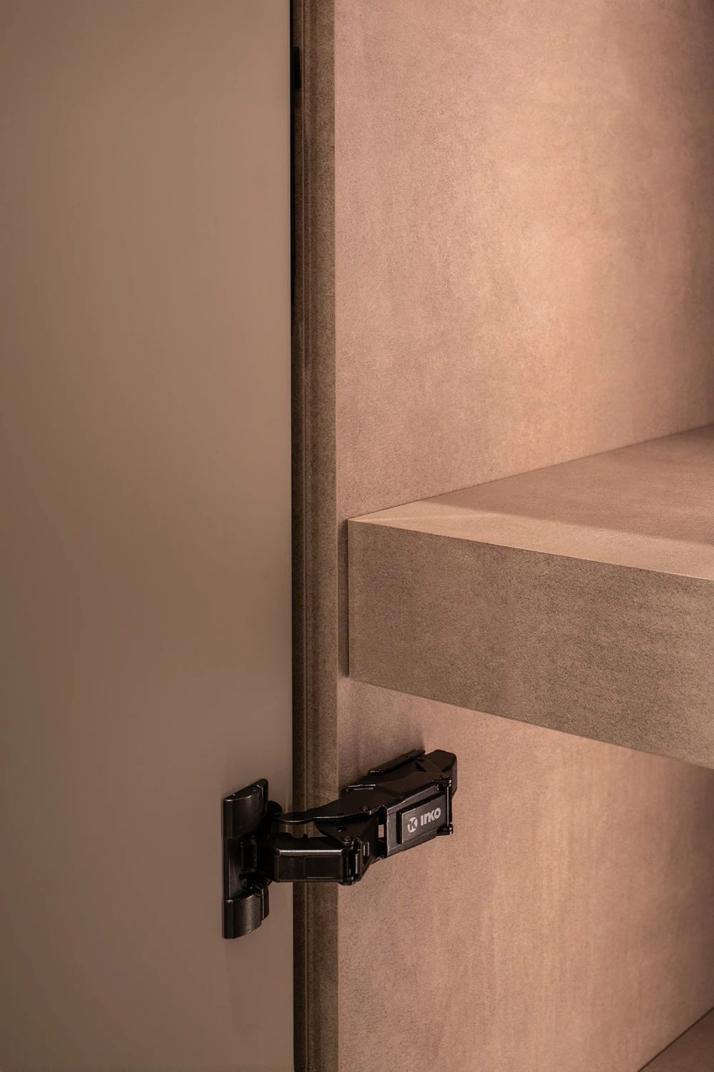 ATELIER: bisagra y balda, interior de columna