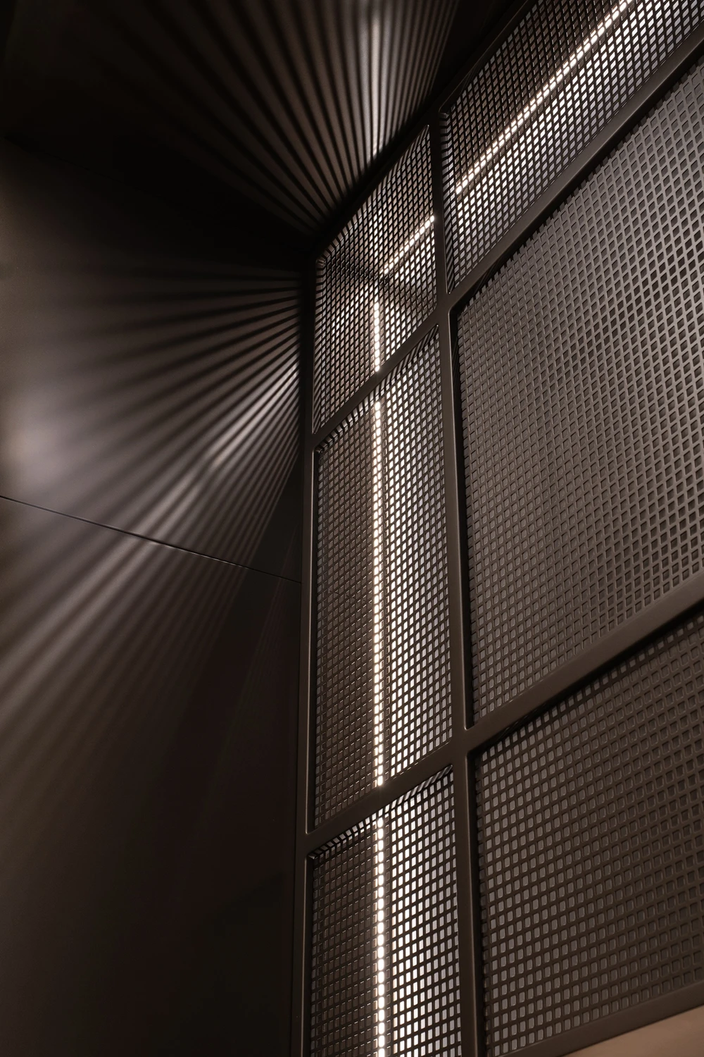 ATELIER: persiana metálica perforada iluminada