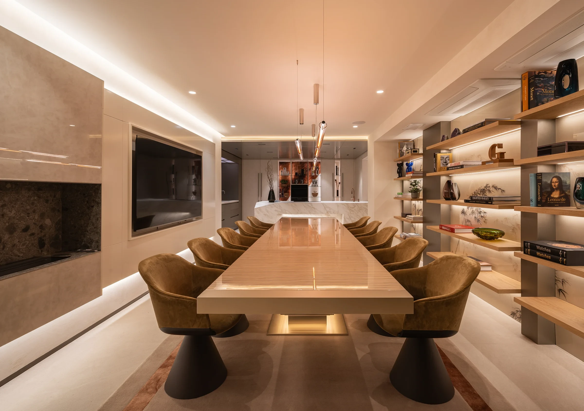 Sala de reuniones de INKO Estudio con mesa larga y estanterías iluminadas