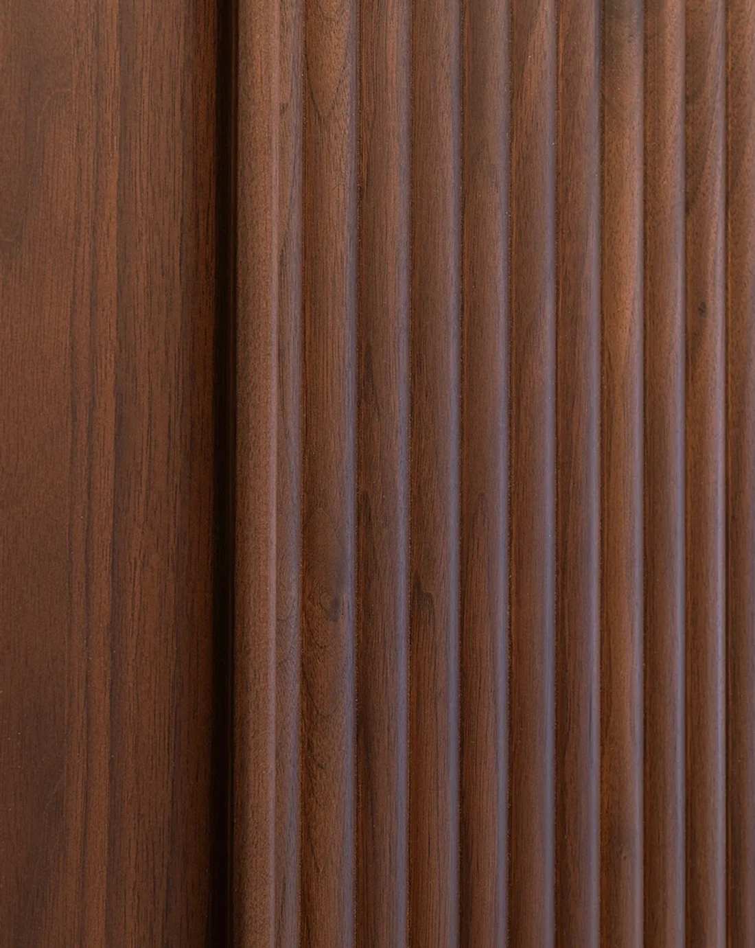 Detalle de madera acanalada.