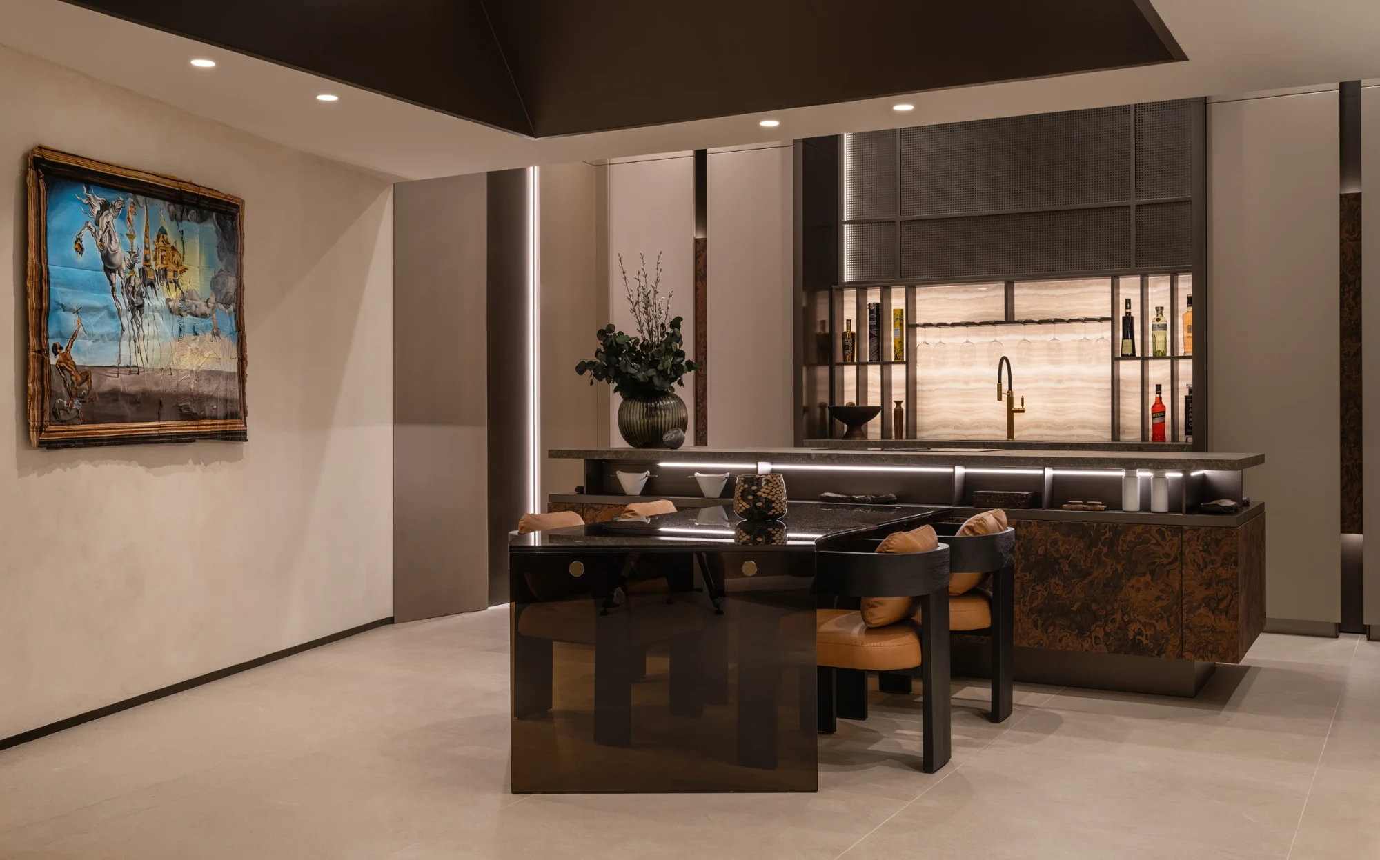 Cocina ATELIER: barra de madera de raíz, mesa de vidrio y piedra retroiluminada al fondo