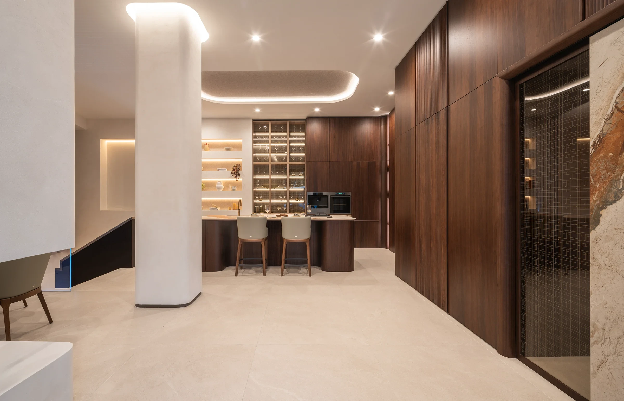 El showroom: chimenea en primer plano y la cocina TERRA al fondo