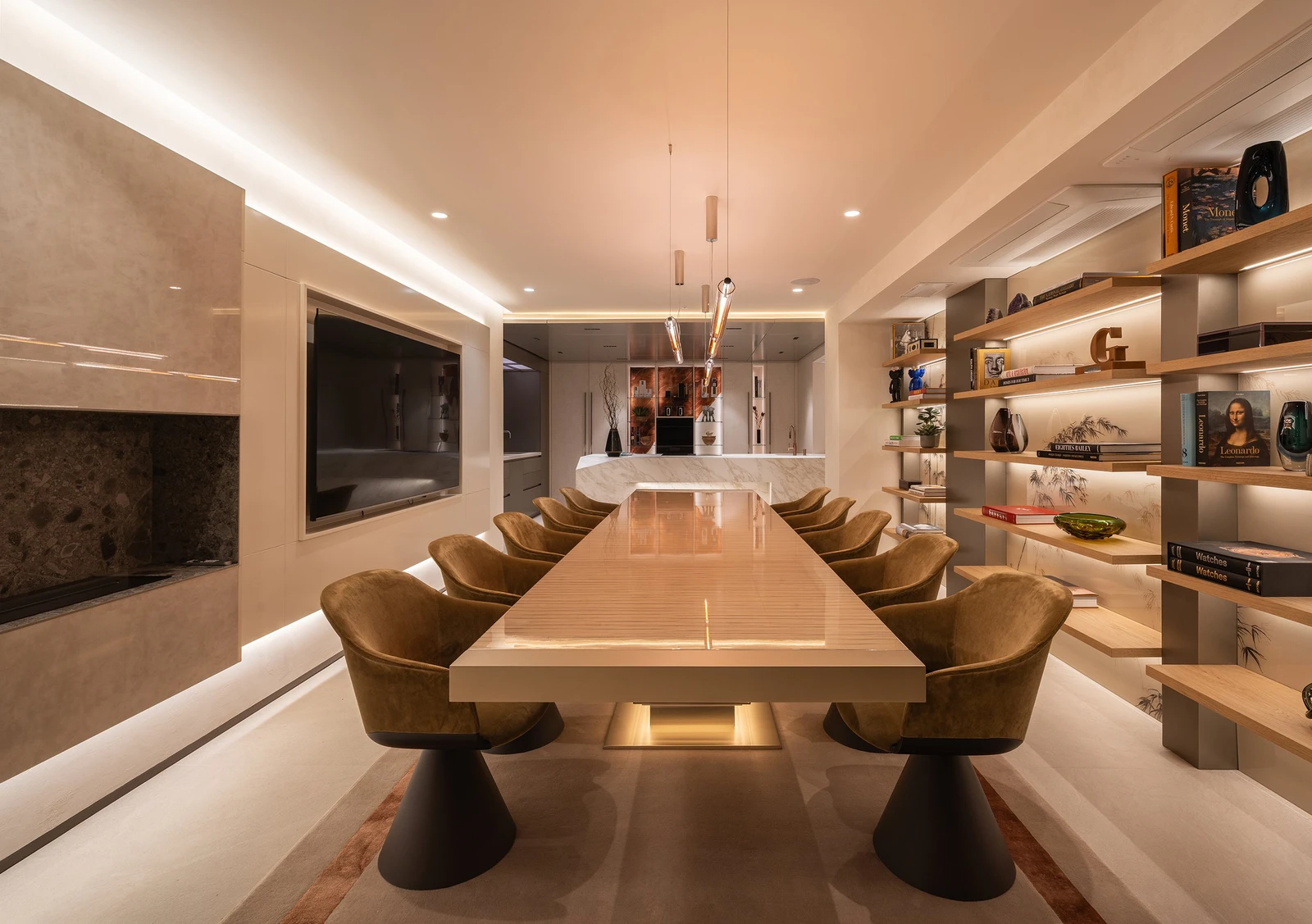 Sala de reuniones de INKO Estudio con mesa larga, chimenea y estanterías iluminadas