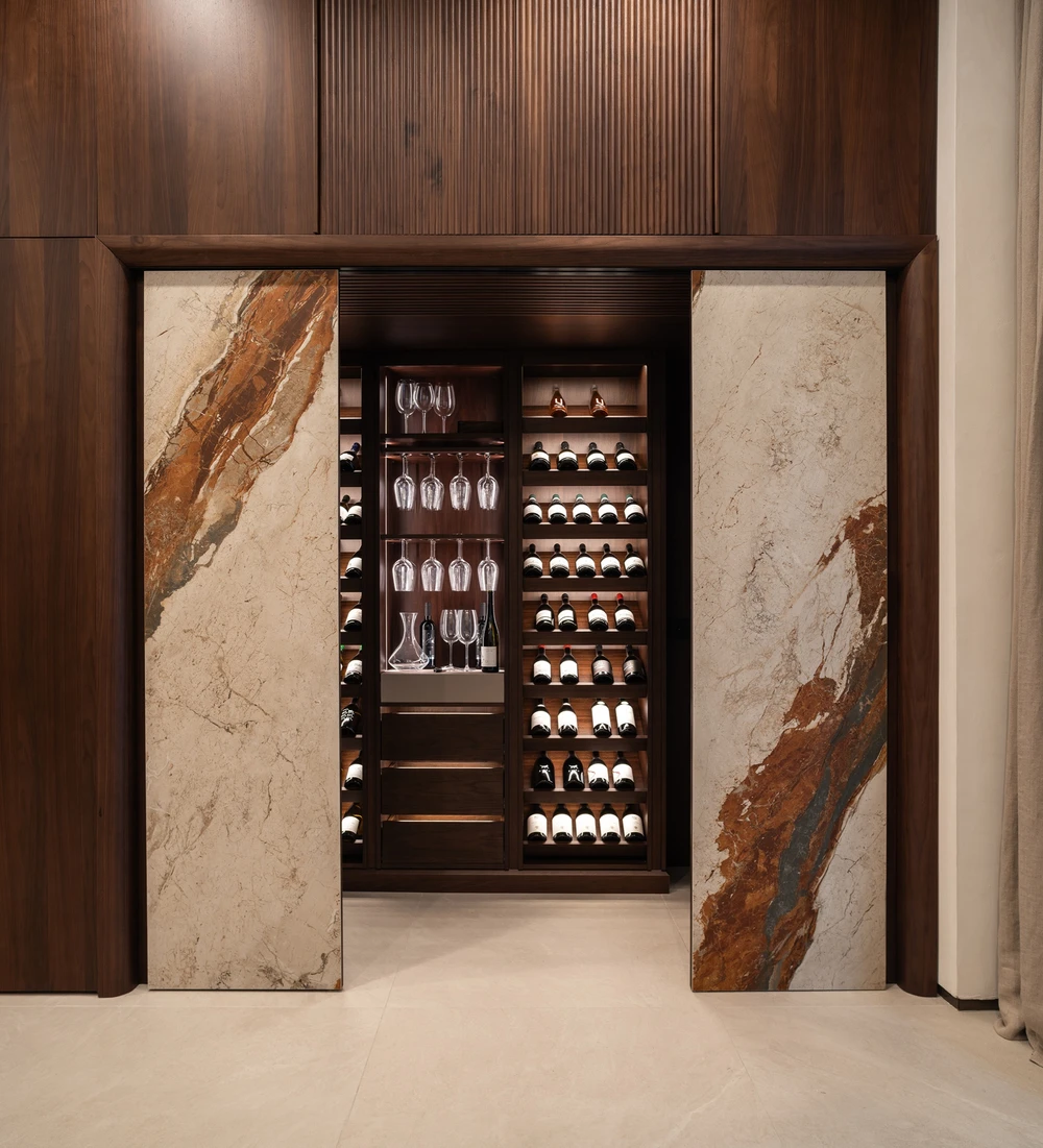 Bodega: puerta de piedra abierta a la bodega